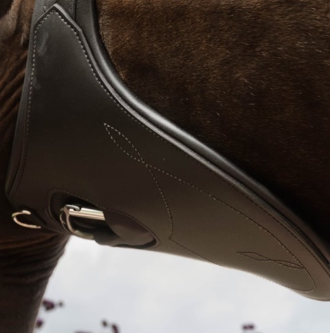 Anatomiczny popręg Kentucky Anatomic Stud Girth z fartuchem