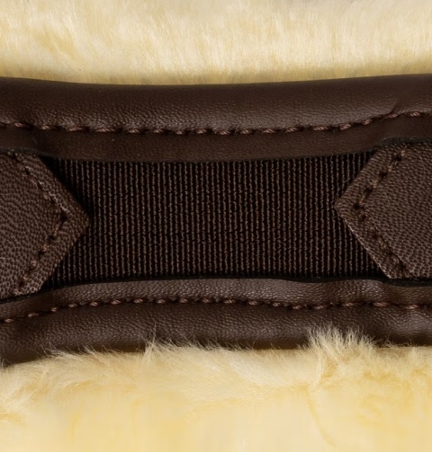 Anatomiczny popręg Kentucky Sheepskin Anatomic Stud Girth z fartuchem i futrem