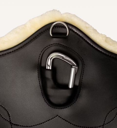 Anatomiczny popręg Kentucky Sheepskin Anatomic Stud Girth z fartuchem i futrem