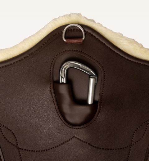 Anatomiczny popręg Kentucky Sheepskin Anatomic Stud Girth z fartuchem i futrem