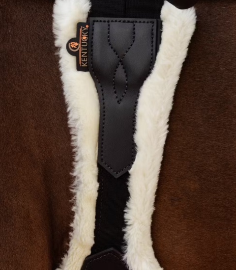 Anatomiczny popręg Kentucky Sheepskin Anatomic Stud Girth z fartuchem i futrem