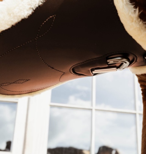 Anatomiczny popręg Kentucky Sheepskin Anatomic Stud Girth z fartuchem i futrem