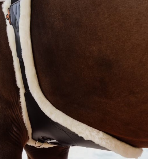 Anatomiczny popręg Kentucky Sheepskin Anatomic Stud Girth z fartuchem i futrem