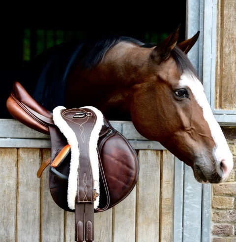 Anatomiczny popręg Kentucky z futrem