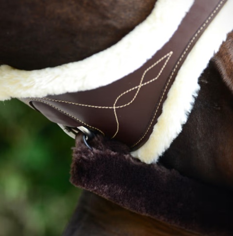 Anatomiczny popręg Kentucky z futrem