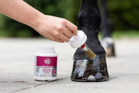 Olej do kopyt dla konia Premium MagicBrush z pędzelkiem 425 ml