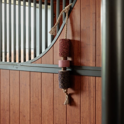 Gryzak z solą dla koni Grooming Deluxe Relax Horse Toy Sammy